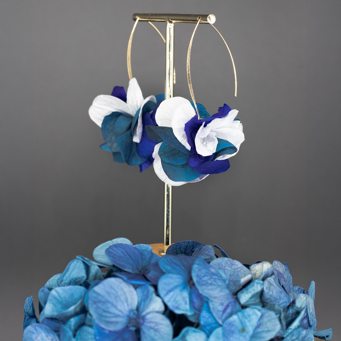 Boucles d'oreilles - tiges pétales bleus et blancs