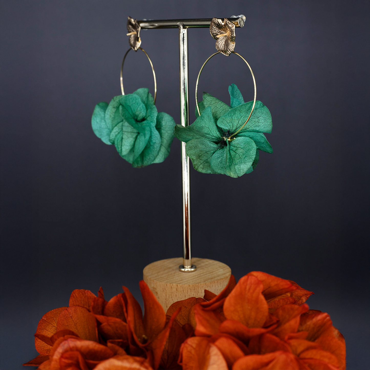 Boucles d'oreilles cercle de pétales émeraude - attache élégante