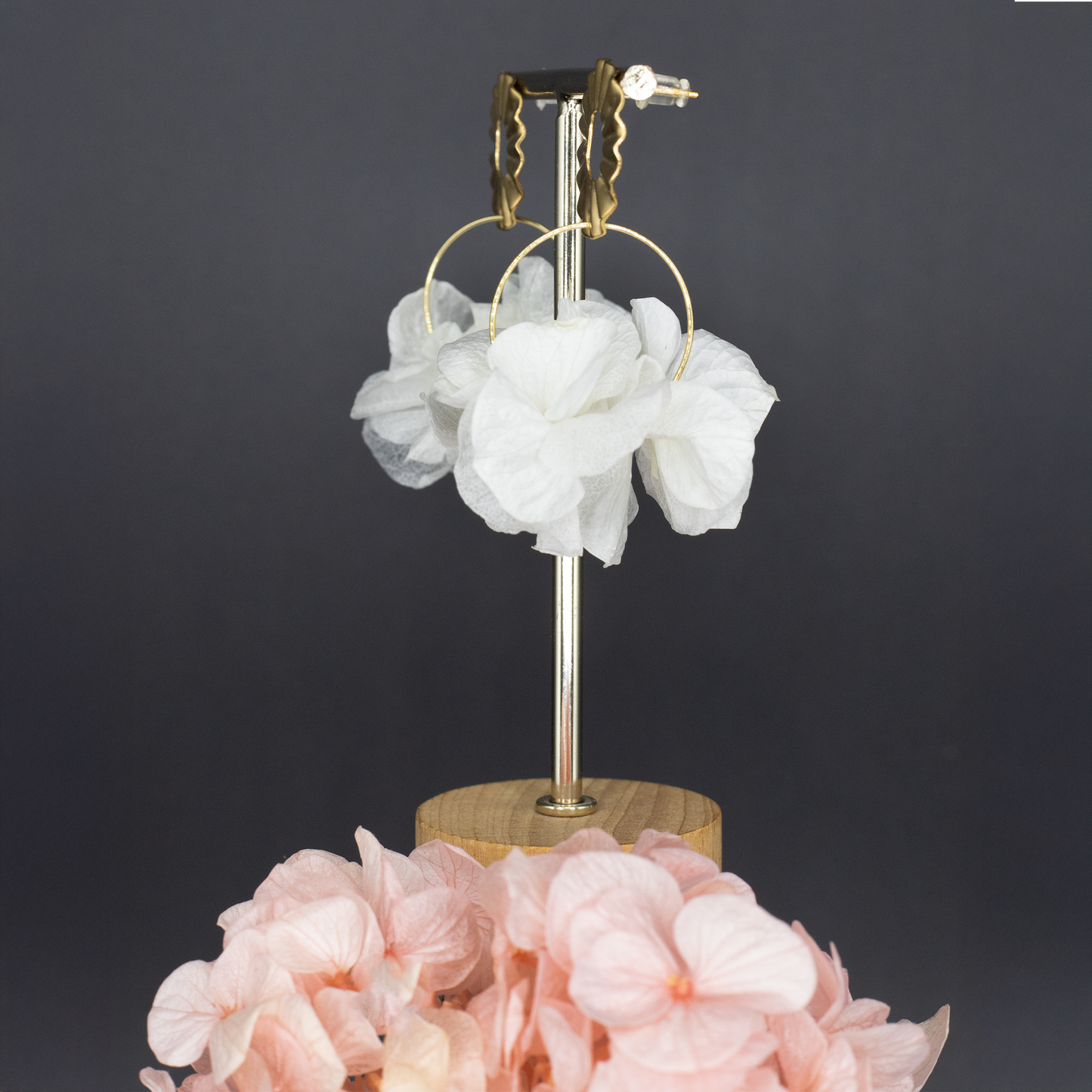 Boucles d'oreilles créoles - pétales blancs et attache élégante