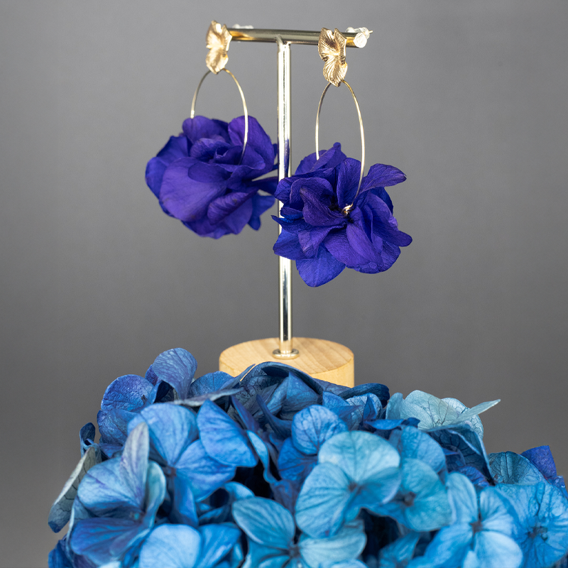 Boucles d'oreilles cercle de pétales bleus foncés - attache élégante