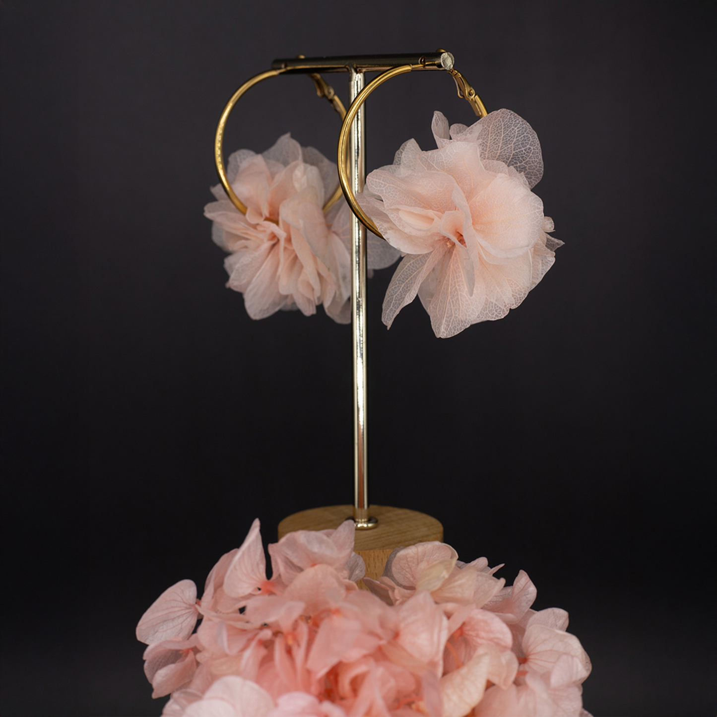 Boucles d'oreilles créoles - pétales rose clair