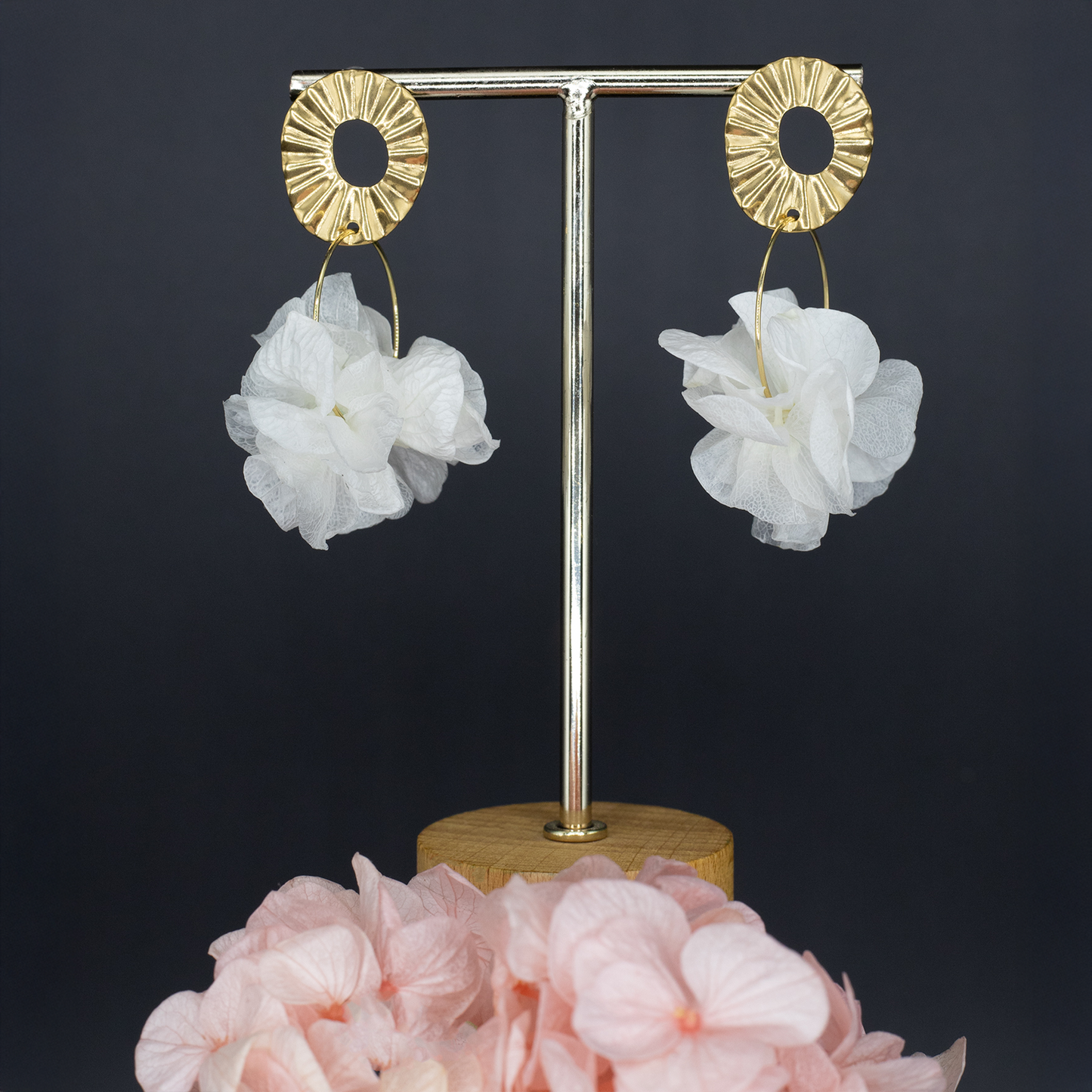 Boucles d'oreilles créoles - pétales blancs et attache élégante