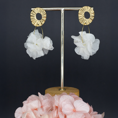 Boucles d'oreilles créoles - pétales blancs et attache élégante