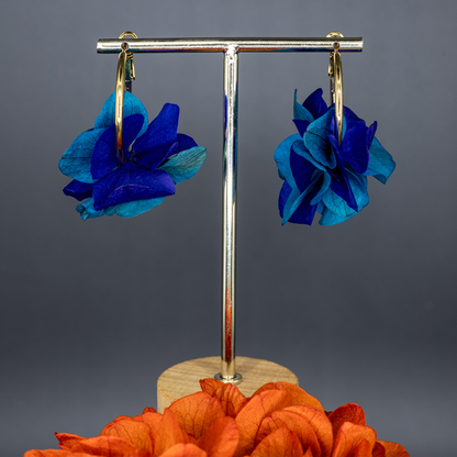 Boucles d'oreilles créoles - duo pétales bleus foncés et bleus clairs
