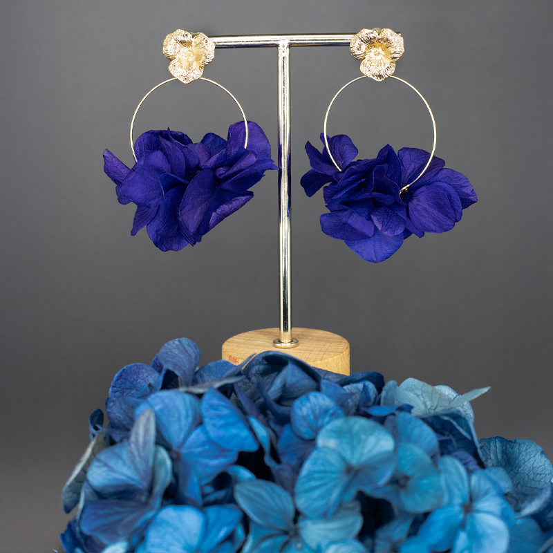 Boucles d'oreilles cercle de pétales bleus foncés - attache élégante