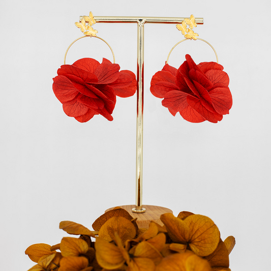 Boucles d'oreilles - cercle de pétales rouges et attache élégante