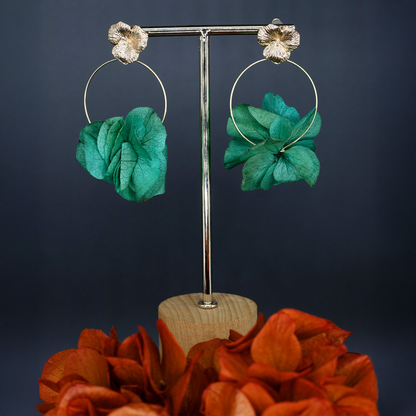 Boucles d'oreilles cercle de pétales émeraude - attache élégante