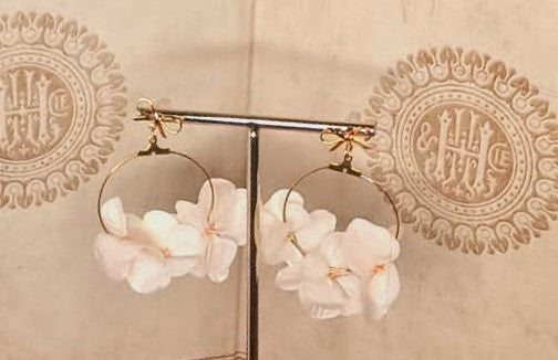 Boucles d'oreilles géométrique- cercle de pétales blanc rosé - attache élégant nouage